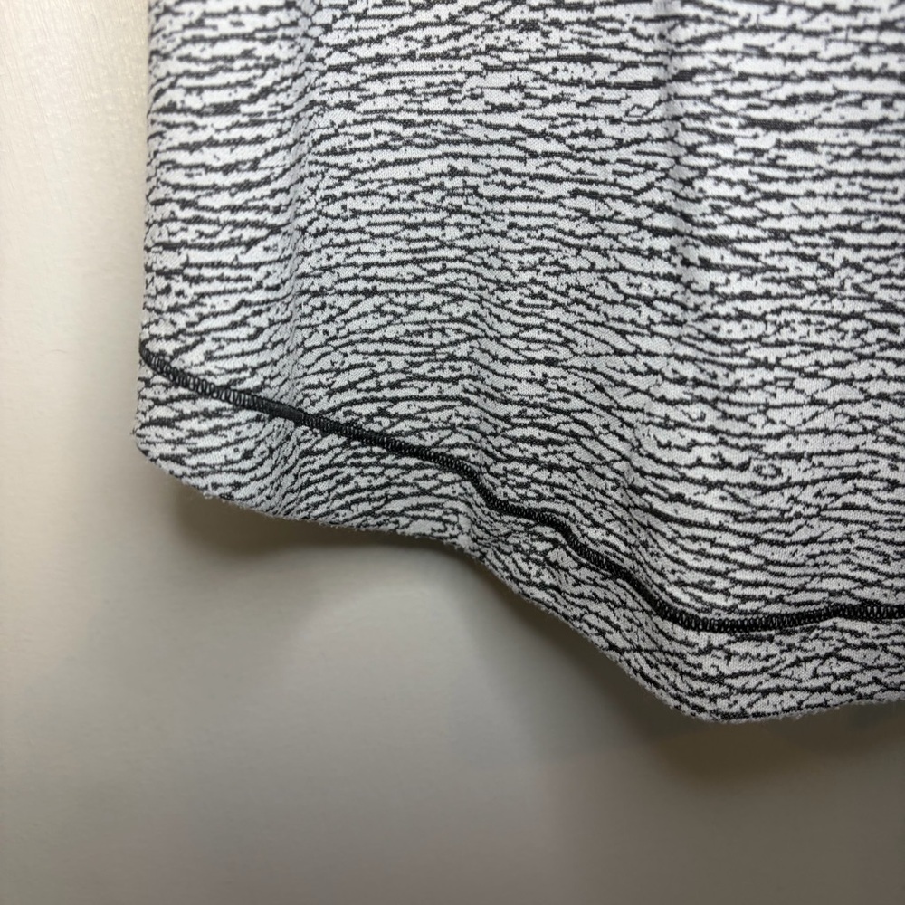 Lululemon Long Distance Tank Top. Size: 4. Color: Sheer Luon Pebble Jacquard. - Picture 6 of 8